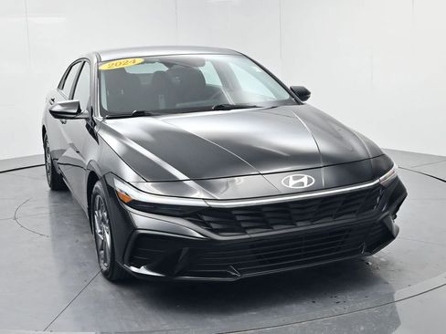 Used 2024 Hyundai Elantra SEL image 2