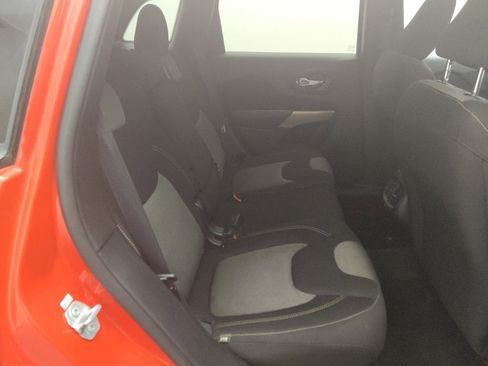 Used 2018 Jeep Cherokee Latitude w/ Altitude Package image 19