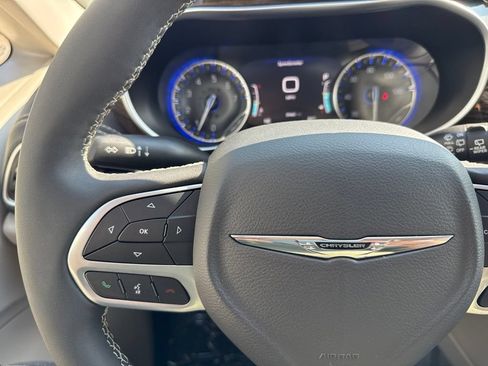 Used 2023 Chrysler Pacifica Limited AWD/4WD image 27