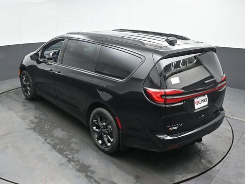 New 2026 Chrysler Pacifica Limited w/ S Appearance Package AWD/4WD image 37