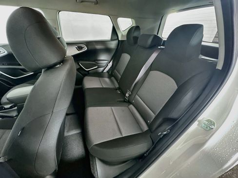 Used 2025 Kia Soul LX w/ LX Technology Package FWD image 25