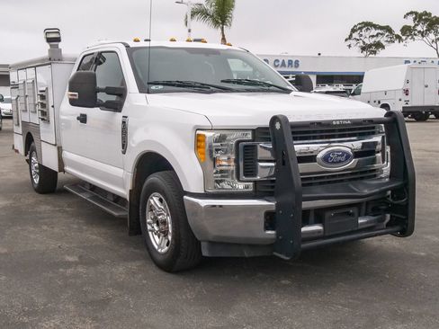 Used 2017 Ford F350 XLT w/ XLT Value Package RWD image 3