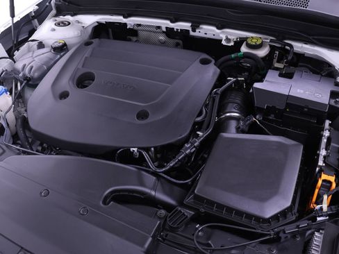 Certified 2024 Volvo XC40 B5 Plus w/ Protection Package Premier image 25