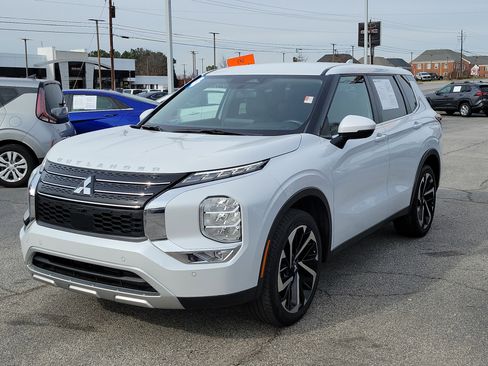Used 2024 Mitsubishi Outlander SE image 3