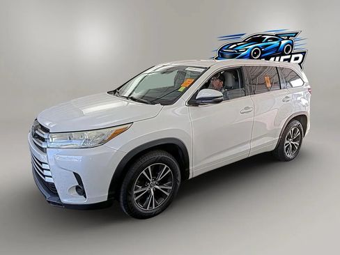 Used 2017 Toyota Highlander LE FWD image 1
