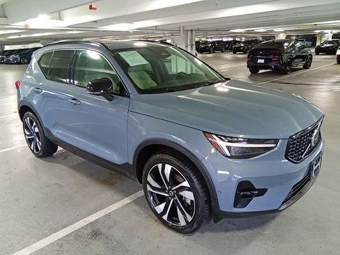 Used 2023 Volvo XC40 B5 Ultimate w/ Protection Package Premier image 5