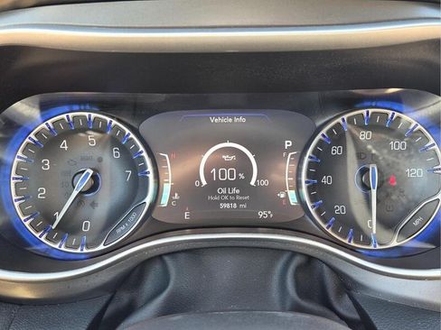 Certified 2024 Chrysler Pacifica Touring-L FWD image 34