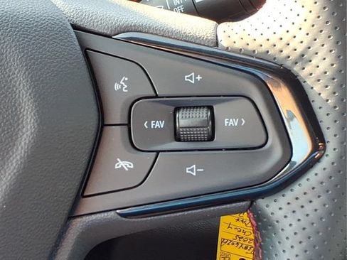 Used 2025 Chevrolet Trax RS w/ Driver Confidence Package FWD image 27