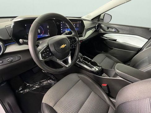 Certified 2025 Chevrolet Trax LT w/ Driver Confidence Package FWD image 18