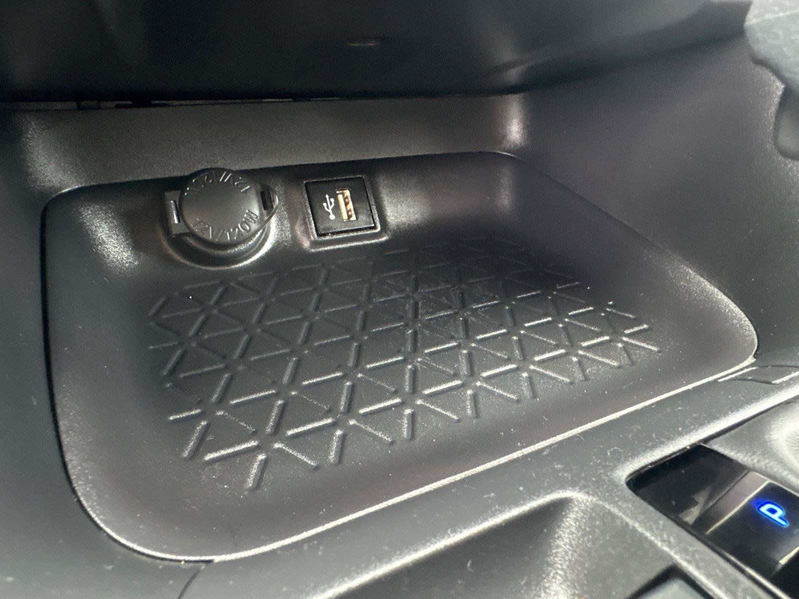 Used 2025 Toyota RAV4 LE FWD image 28
