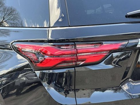 Used 2023 Chevrolet Traverse LT AWD/4WD image 7