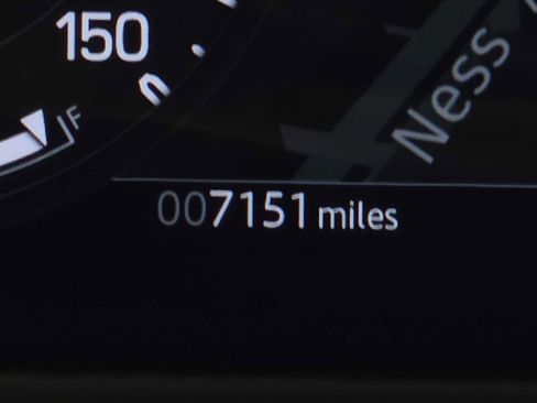 Used 2024 Land Rover Defender 110 SE image 28