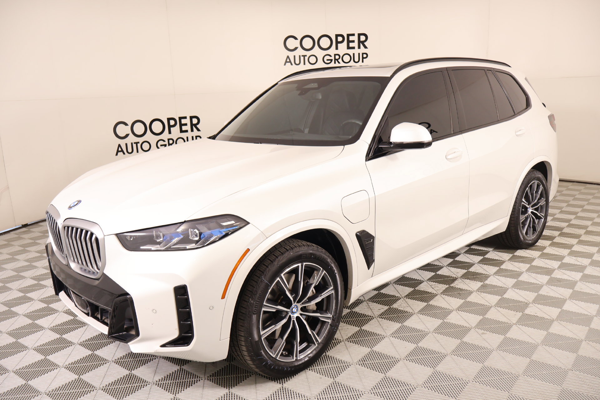 Used 2024 BMW X5 xDrive50e w/ M Sport Package AWD/4WD image 11