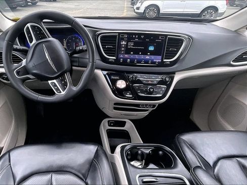 Used 2023 Chrysler Pacifica Touring-L FWD image 15