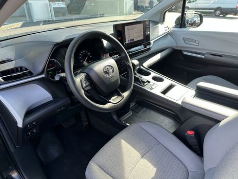 Certified 2025 Toyota Sienna LE image 9