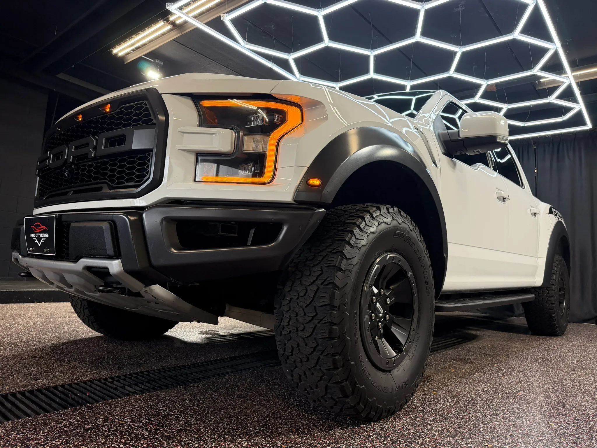 Used 2017 Ford F150 Raptor w/ Equipment Group 802A Luxury AWD/4WD image 4