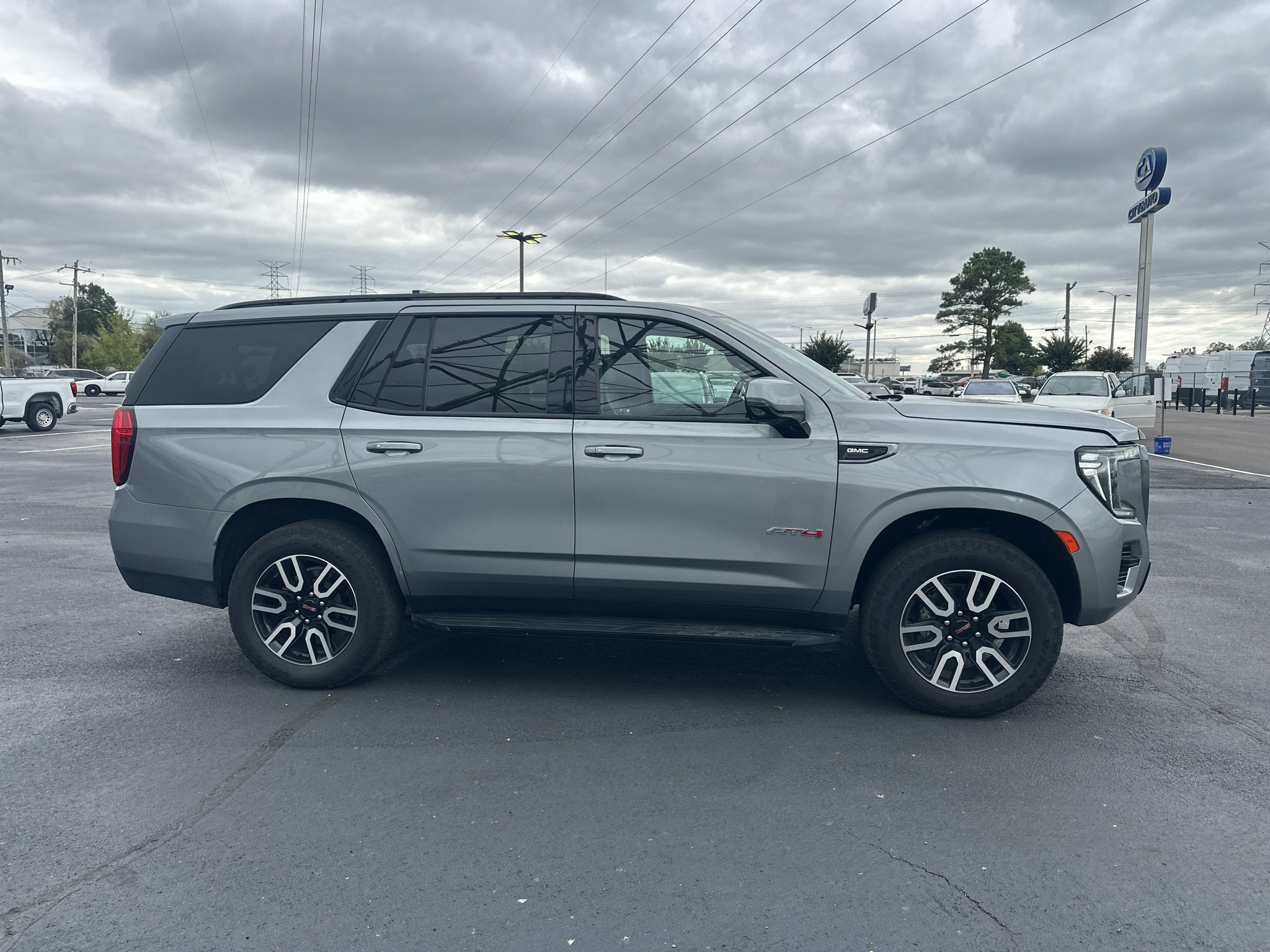 Used 2023 GMC Yukon AT4 w/ Technology Package AWD/4WD image 4