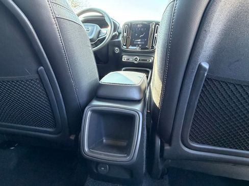 Used 2020 Volvo XC40 T4 Momentum image 14