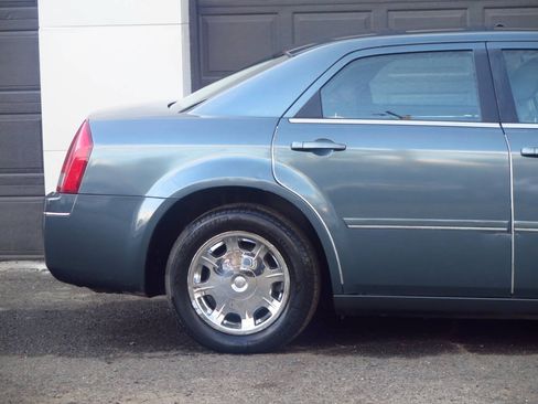 Used 2005 Chrysler 300 Touring RWD image 31
