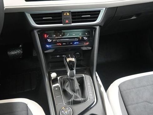 Used 2025 Volkswagen Taos SE w/ Panoramic Sunroof Package image 28