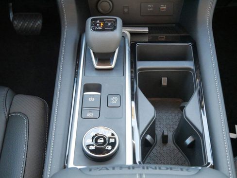 New 2025 Nissan Pathfinder SL image 9