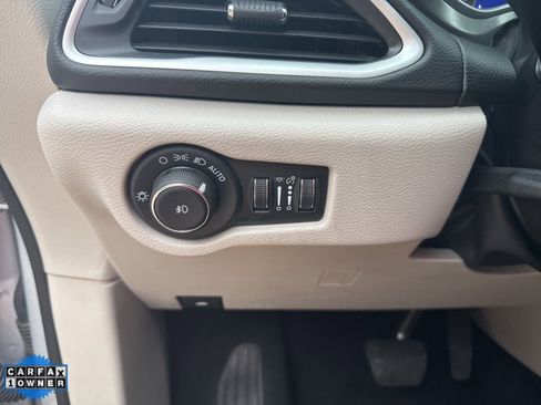 Used 2024 Chrysler Pacifica Touring-L image 14