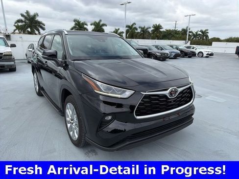 Used 2023 Toyota Highlander Limited image 3