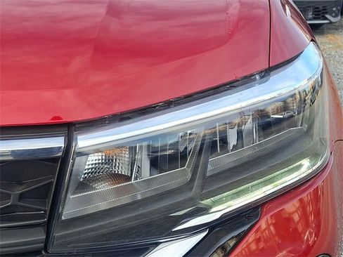 Certified 2022 Volkswagen Taos SE image 9