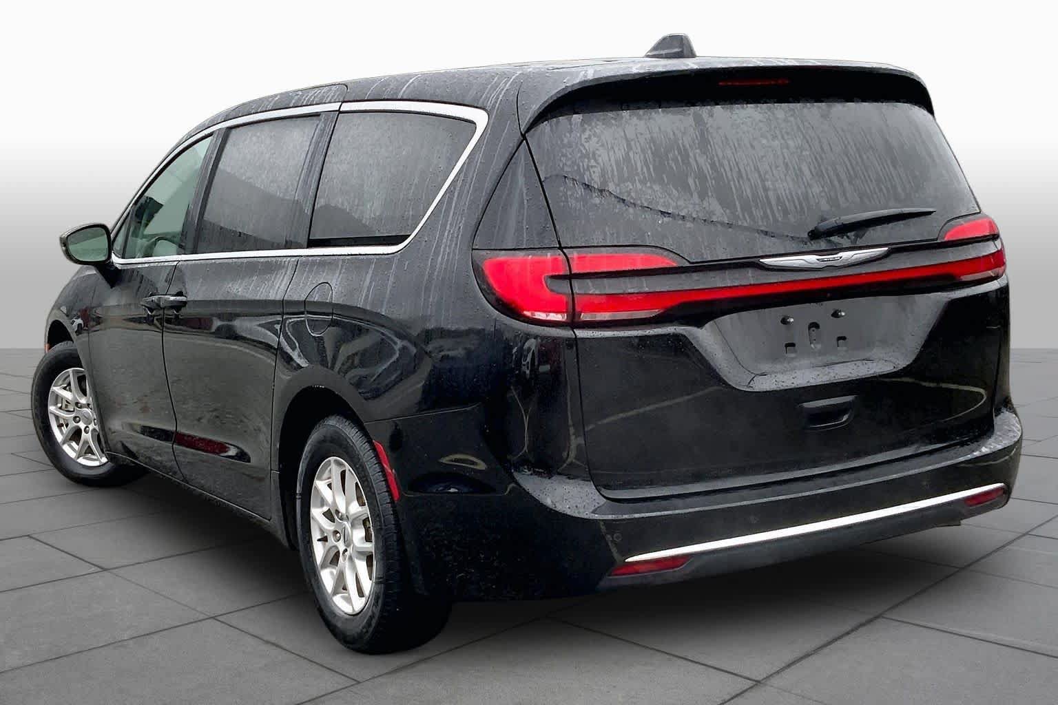 Used 2024 Chrysler Pacifica Touring-L FWD image 10
