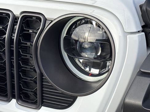 Certified 2024 Jeep Gladiator Mojave w/ Technology Group image 11