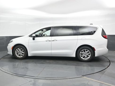 Used 2023 Chrysler Pacifica Touring-L FWD image 9