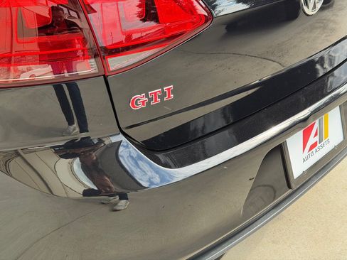 Used 2017 Volkswagen GTI SE FWD image 10