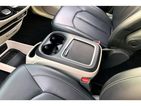 Used 2024 Chrysler Pacifica Touring-L image 15