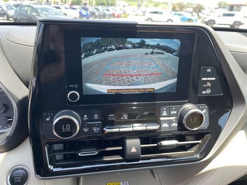 Used 2024 Toyota Highlander XLE AWD/4WD image 17