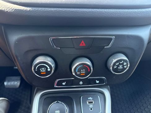 Used 2018 Jeep Compass Latitude w/ Cold Weather Group AWD/4WD image 12