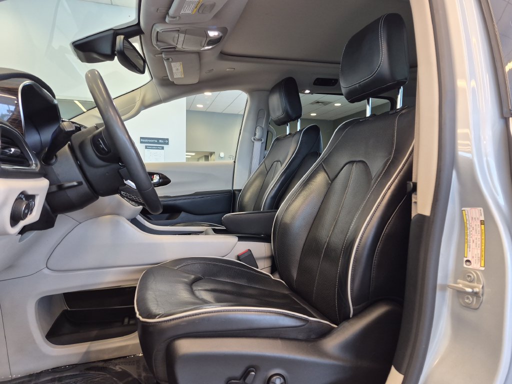 Used 2023 Chrysler Pacifica Limited FWD image 13