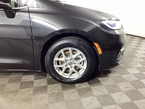 Used 2023 Chrysler Pacifica Touring-L FWD image 7