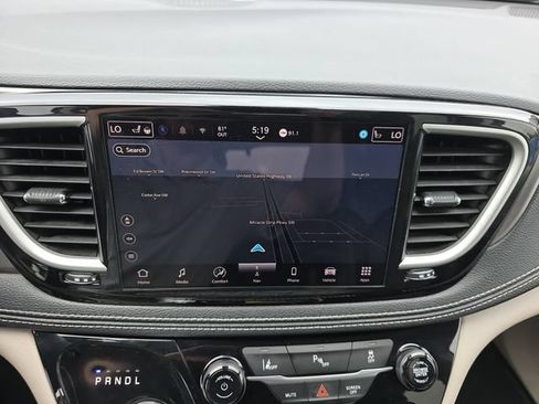 Used 2024 Chrysler Pacifica Limited FWD image 24