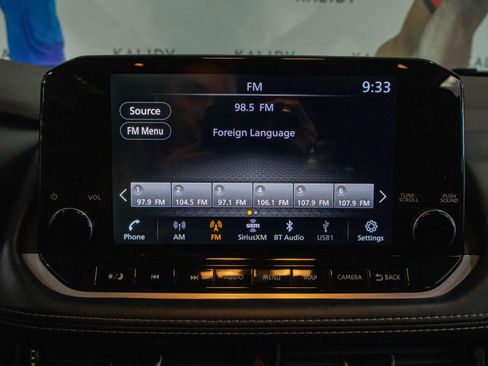 Used 2023 Nissan Rogue SL w/ SL Premium Package image 9