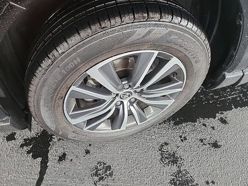 Used 2021 Toyota Venza LE image 9