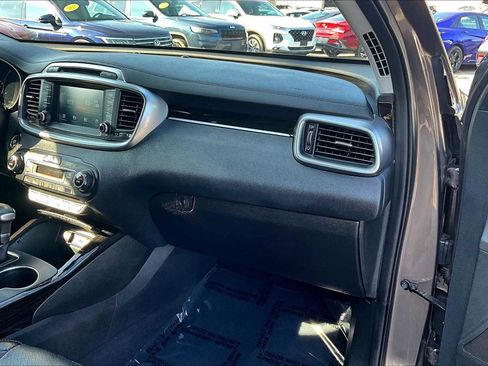 Used 2019 Kia Sorento EX image 18