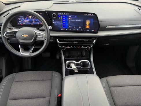 Used 2025 Chevrolet Traverse LT image 12