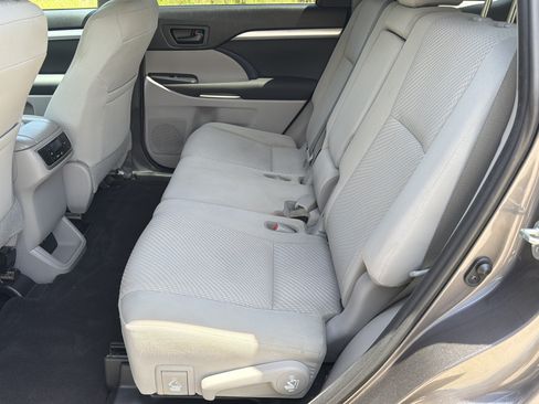 Used 2019 Toyota Highlander LE FWD image 20