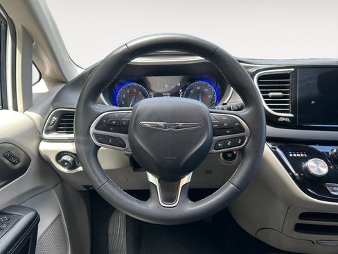 Used 2023 Chrysler Pacifica Touring-L FWD image 12