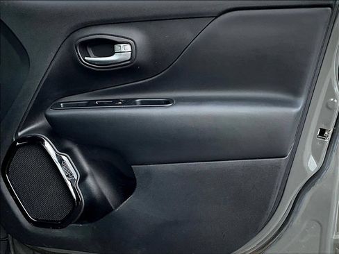 Used 2019 Jeep Renegade Altitude w/ Quick Order Package 2XM FWD image 28