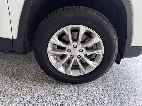 Used 2019 Jeep Cherokee Latitude w/ Popular Appearance Group AWD/4WD image 11