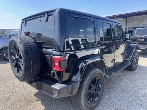 Used 2022 Jeep Wrangler Unlimited Sahara w/ Cold Weather Group AWD/4WD image 6