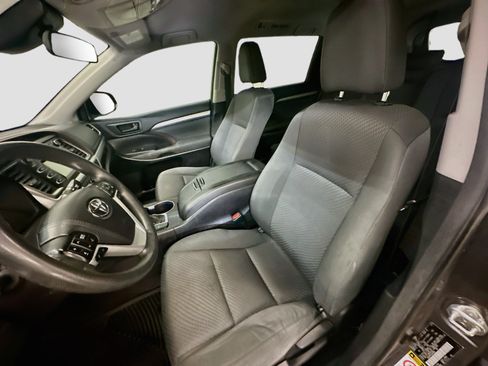 Used 2018 Toyota Highlander LE AWD/4WD image 13
