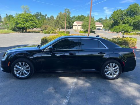 Used 2019 Chrysler 300 Touring image 8