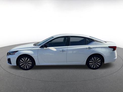 Used 2025 Nissan Altima 2.5 SV FWD image 9